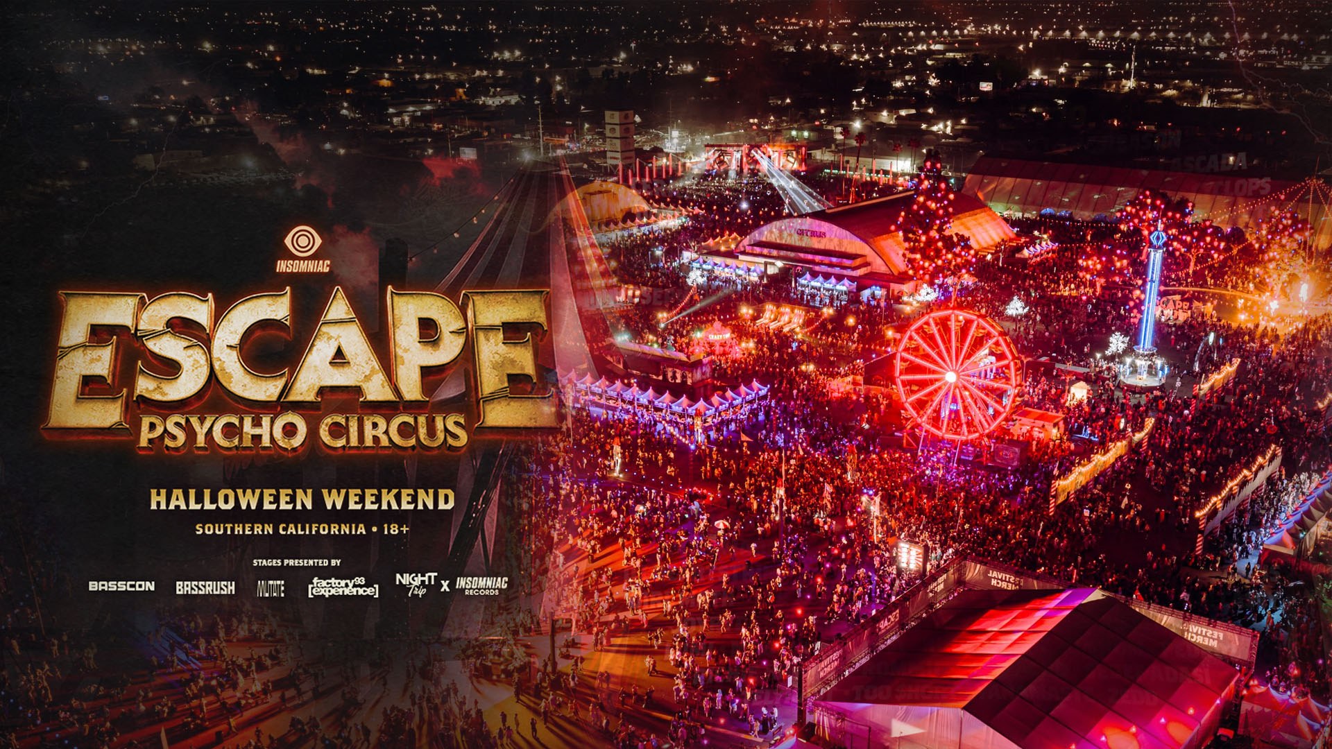 Vue aérienne de nuit du site du festival Escape Psycho Circus, illuminé en rouge, avec une grande roue allumée et une foule sur l'allée centrale, à côté du logo doré "ESCAPE Psycho Circus".