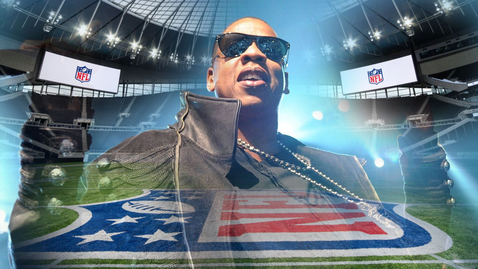 Jay-Z, avec des lunettes miroir, une veste en cuir et une chaîne argentée, se tient sur un terrain au logo de la NFL dans un stade éclairé.