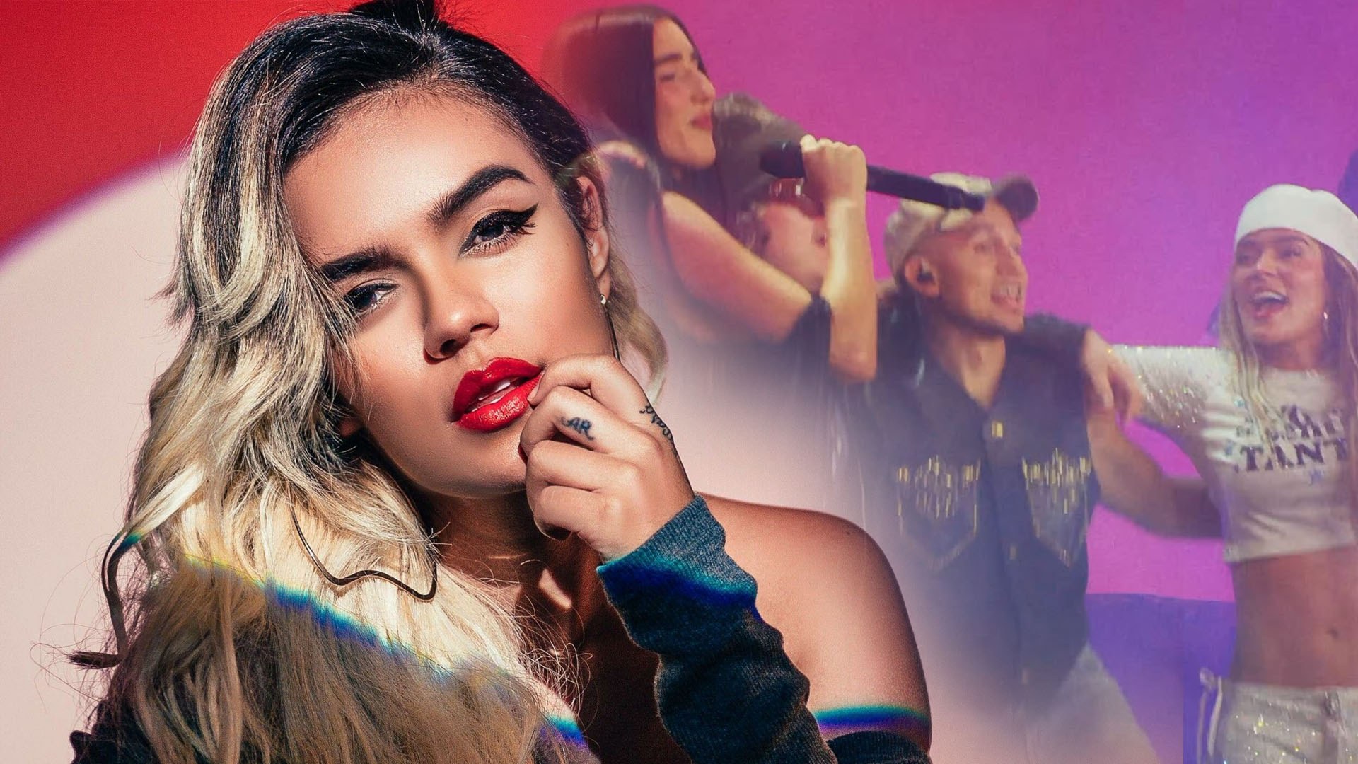 Karol G aux cheveux blonds ondulés et aux lèvres rouges se touche le visage devant un fond rouge, à côté d'une scène de concert éclairée en rose.