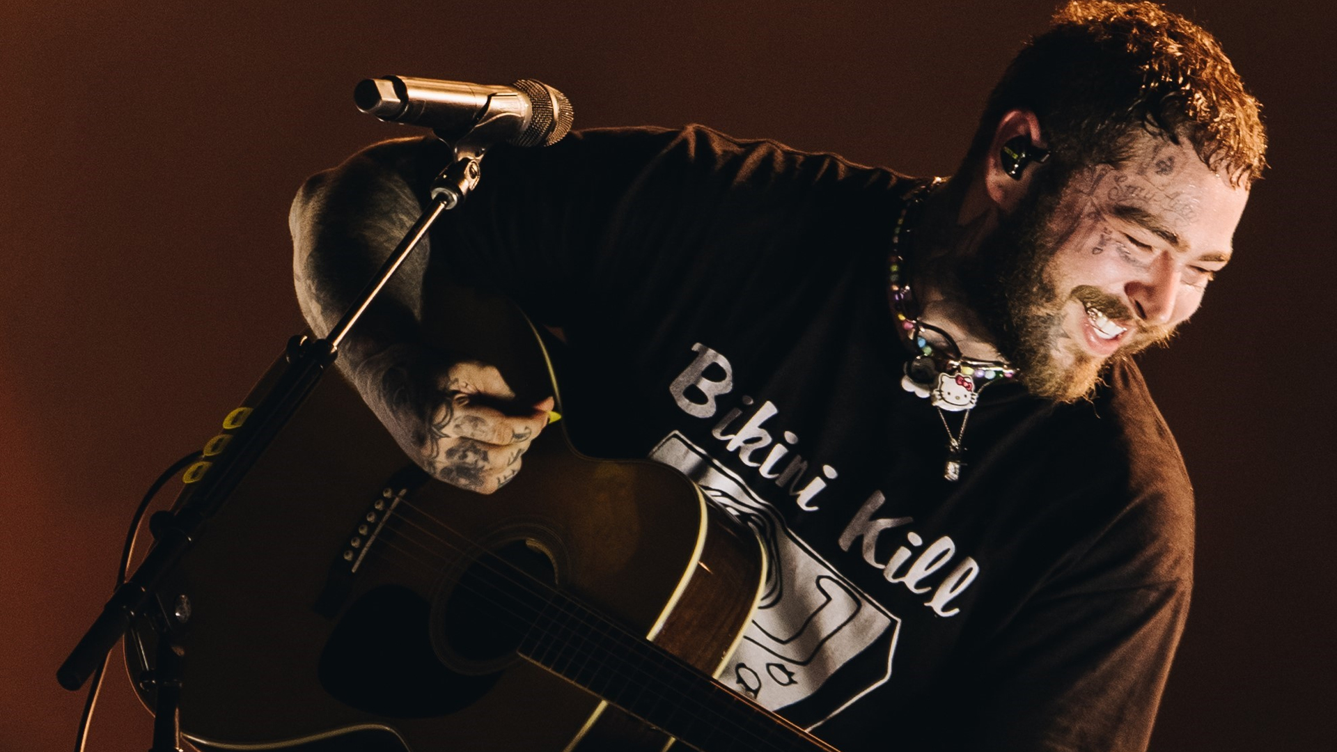 Post Malone выступает вживую с акустической гитарой