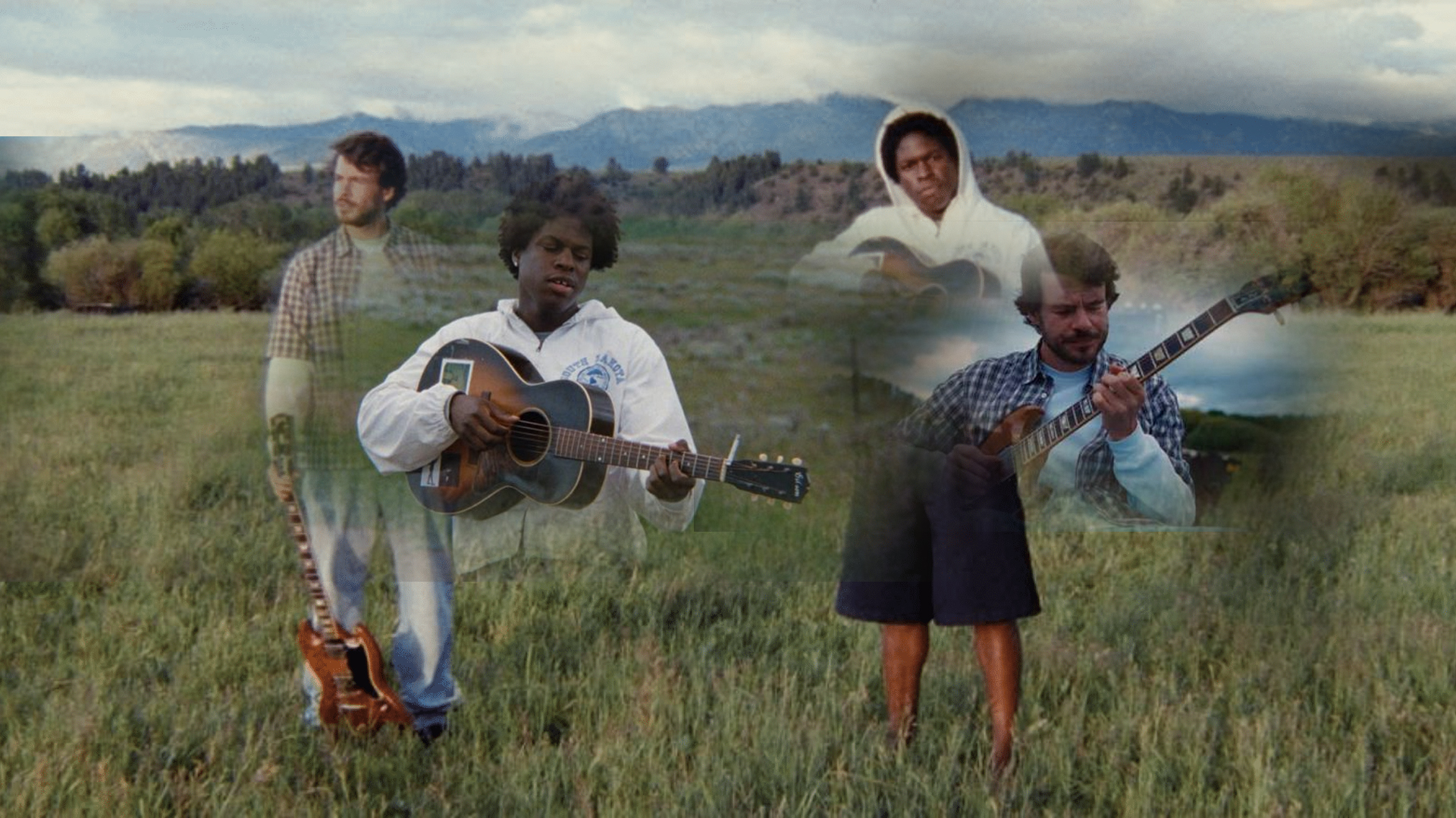 Rex Orange County и Daniel Caesar играют на гитаре в поле в Монтане