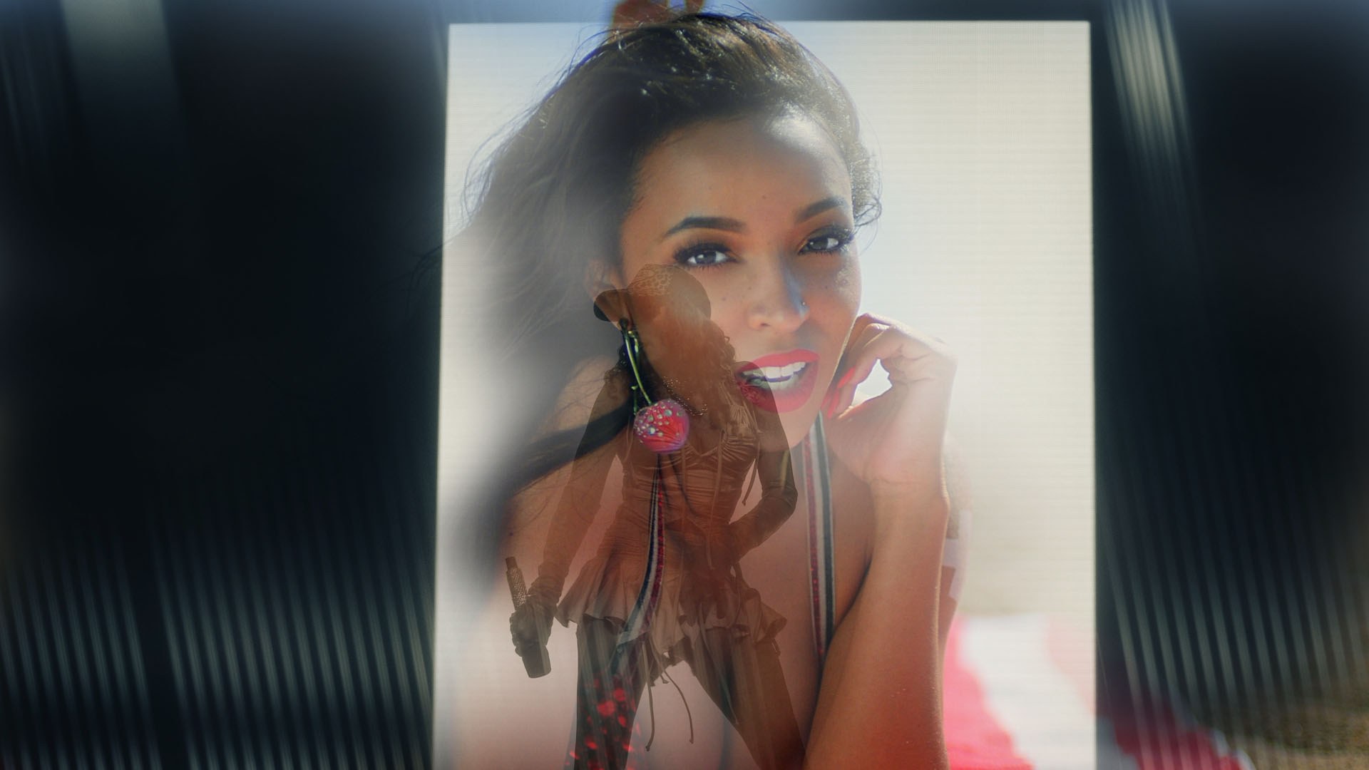 Tinashe aux cheveux foncés ondulés et au rouge à lèvres rouge, la main près du visage, avec en surimpression une silhouette estompée qui tient un micro.